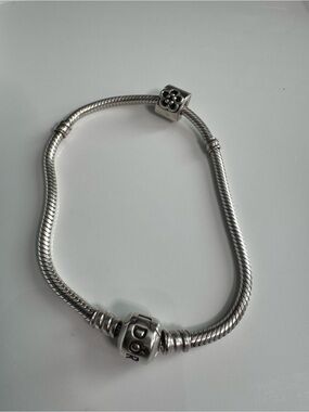 Authentic PANDORA Moments 8" / 21cm Sterling Silver Bracelet & Flower Charm